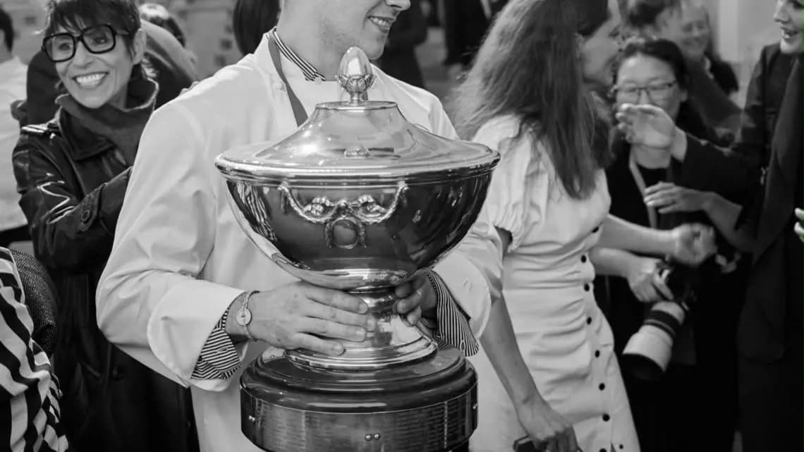 Un chef tenant le trophée du Prix ArsNova de Cuisine d’Auteur